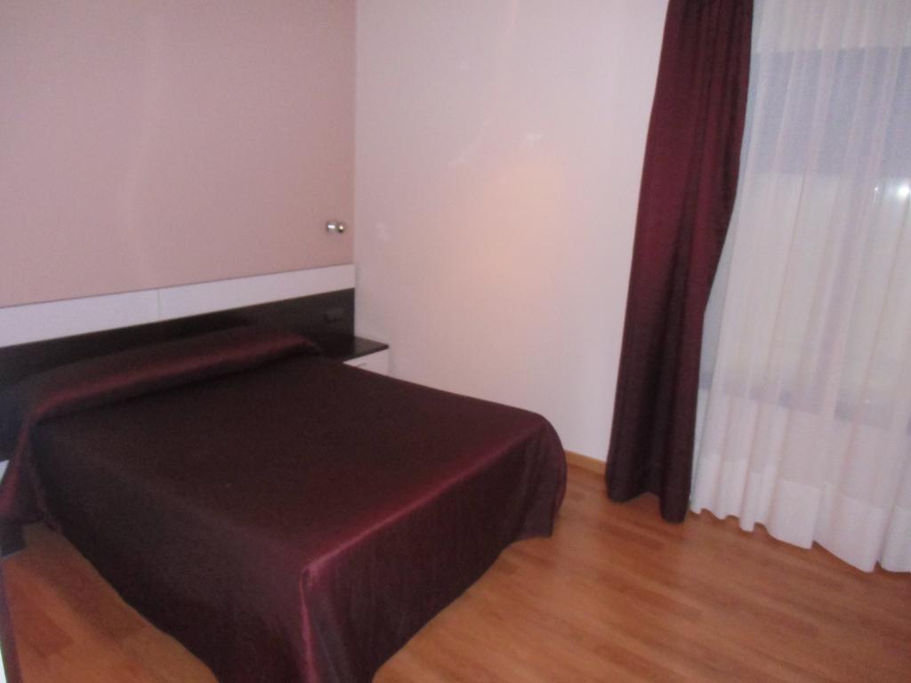 Area De Servicio Villamartin Villamartin de la Abadia Номер фото